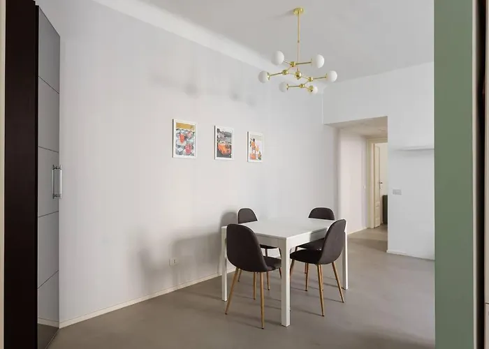 Central And Glamour Home!